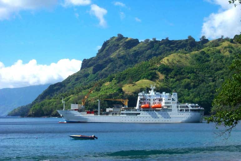 Auf ihrer Fahrt von Tahiti zu den Marquesas nimmt das Frachtschiff auch Passagiere mit.