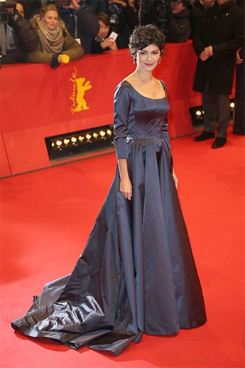 Audrey Tautou erschien in einer eleganten Abendrobe in dunklem Blau.