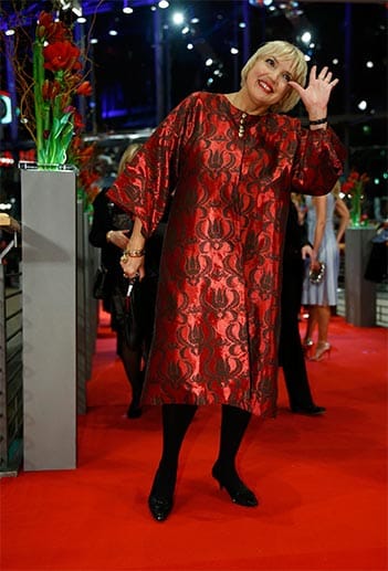 Bei dieser Dame ist der Name Programm: Grünen-Politikerin Claudia Roth erschien in roter Robe.