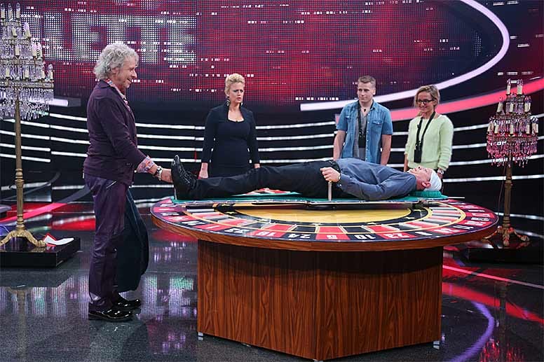 Da wird einem ja schwindelig: Beim Quiz-Roulette musste sich Jauch auf einen riesigen Billardtisch legen und Fragen beantworten während Gottschalk ihn drehte. Da wird einem ja schwindelig: Beim Quiz-Roulette musste sich Jauch auf einen riesigen Billardtisch legen und Fragen beantworten während Gottschalk ihn drehte.