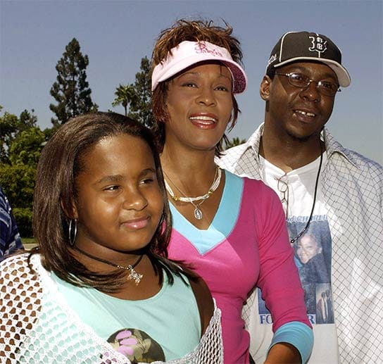 Bobbi Kristina hatte keine glückliche Kindheit. Wie ein ehemaliger Chauffeur der Familie im Interview mit der "Daily Mail" sagte, hätten die Eltern vor ihrer Tochter sogar Crack geraucht.