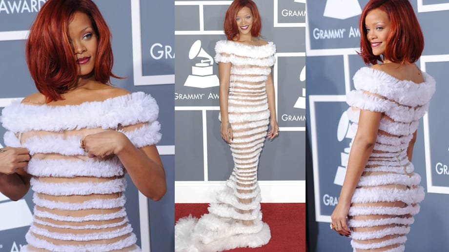 Zwischen weißen Puschelstreifen konnte man 2011 ganz viel von Rihannas Haut sehen.