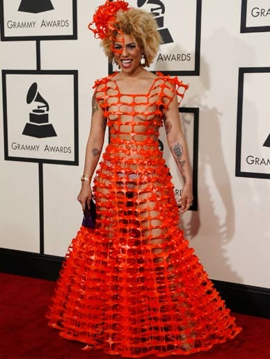 Wer noch nicht so bekannt ist, muss eben mit einem besonders spektakulären Kleid auffallen - und Joy Villa schoss mit ihrem orangenen Netz-Kleid, das mehr zeigte als verdeckte, bei der Grammy-Verleihung wirklich den Vogel ab. Wer noch nicht so bekannt ist, muss eben mit einem besonders spektakulären Kleid auffallen - und Joy Villa schoss mit ihrem orangenen Netz-Kleid, das mehr zeigte als verdeckte, bei der Grammy-Verleihung wirklich den Vogel ab.
