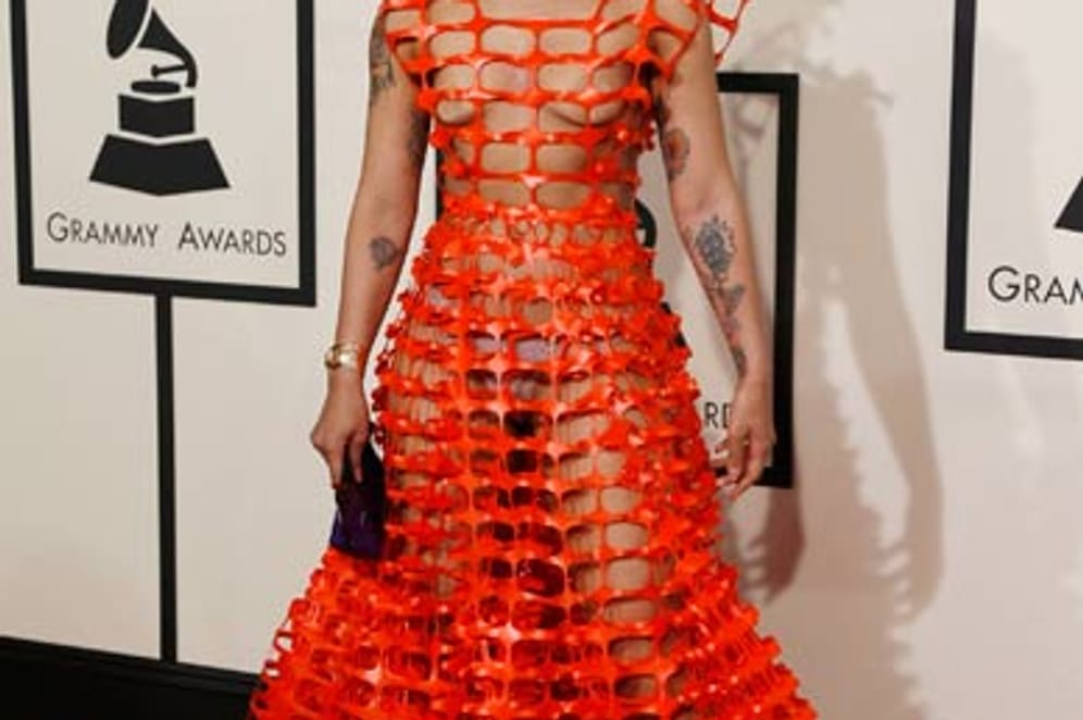 Wer noch nicht so bekannt ist, muss eben mit einem besonders spektakulären Kleid auffallen - und Joy Villa schoss mit ihrem orangenen Netz-Kleid, das mehr zeigte als verdeckte, bei der Grammy-Verleihung wirklich den Vogel ab.