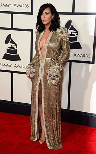 Kim Kardashian hatte sich für ein goldenes Kleid in Bademantel-Optik entschieden. Kim Kardashian hatte sich für ein goldenes Kleid in Bademantel-Optik entschieden.