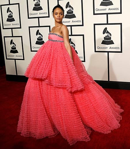 Für wesentlich mehr - oder besser: schon viel zu viel - Stoff entschied sich Rihanna in ihrem rosaroten Tüll-Monster-Kleid. Für wesentlich mehr - oder besser: schon viel zu viel - Stoff entschied sich Rihanna in ihrem rosaroten Tüll-Monster-Kleid.