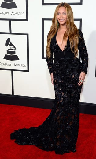 Beyoncé hat man auch schon in auffälligeren Roben gesehen, aber das zurückhaltende schwarze Kleid steht ihr außerordentlich gut. Beyoncé hat man auch schon in auffälligeren Roben gesehen, aber das zurückhaltende schwarze Kleid steht ihr außerordentlich gut.