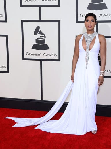 Toni Braxton setzte ihr tief ausgeschnittenes weißes Kleid mit einer umso auffälligeren Kette in Szene. Toni Braxton setzte ihr tief ausgeschnittenes weißes Kleid mit einer umso auffälligeren Kette in Szene.