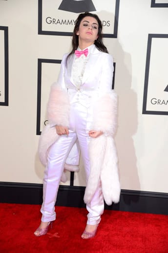 Weiße Hosenanzüge dagegen....Charli XCX übertrieb es mit dem Stilmix. Weiße Hosenanzüge dagegen....Charli XCX übertrieb es mit dem Stilmix.