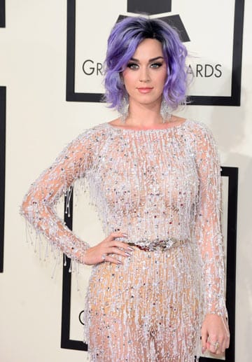 Für Katy Perry ist das ein sehr zurückhaltendes, schlichtes Outfit. Gelungen. Für Katy Perry ist das ein sehr zurückhaltendes, schlichtes Outfit. Gelungen.