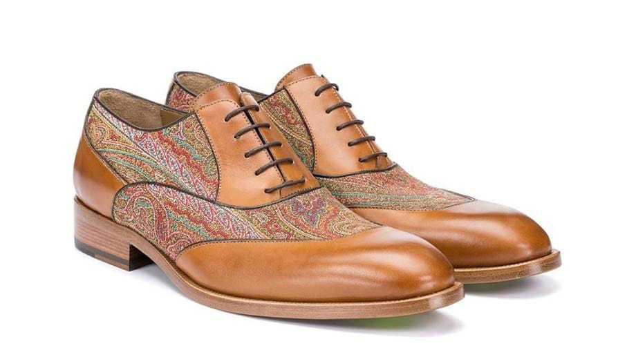 Klassische Schnürschuhe, jedoch mit dem modischen Twist: Der feine Materialmix aus Leder und Paisley-Muster macht die Schuhe von Etro (für 465 Euro) zu einem eleganten Begleiter.