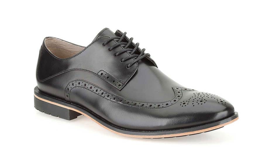 Schwarzer Budapester mit fein gezeichneter Kontrastsohle (um 150 Euro) finden Sie bei Clarks, der englischen Traditionsmarke für bequeme Schuhe.