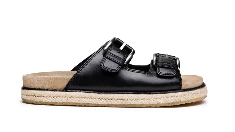 Die Sandalen von Designer Michael Kors mit der markanten Sohle aus Bast (um 280 Euro) lassen Sie im Sommer auf traumhaft weichen Sohlen gehen.