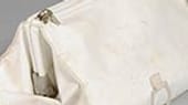 Die McDivitt-Tasche, in der Neil Armstrong die Erinnerungsstücke versteckte. Die Tasche ist benannt nach dem Apollo-9-Astronauten James McDivitt.