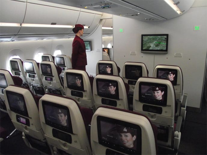 Auch die Sitze der Economy Class sind breiter als in vielen anderen Flugzeugen. Das Entertainment-System in der Lehne ist auf dem neuesten Stand.