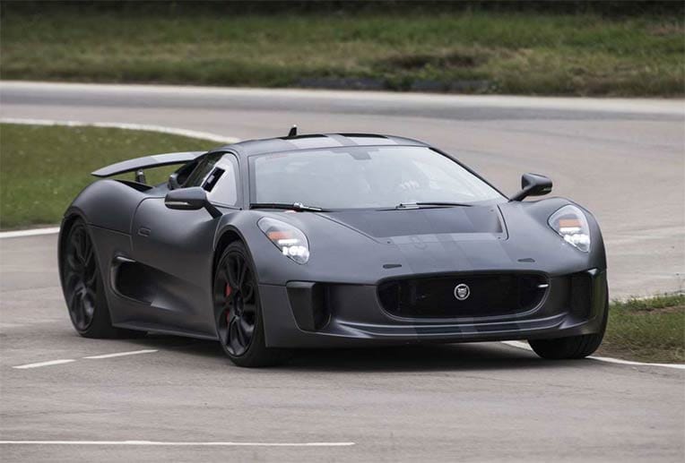 In weniger als vier Sekunden sprintet der Jaguar auf Tempo 100. 300 Sachen sind schon nach 15 Sekunden erreicht. Mit dieser atemberaubenden Beschleunigung und einem Top-Speed von 354 km/h wird es 007 schwer haben, Spectre zu entkommen.