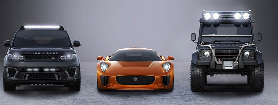 Neben dem Dienstwagen von 007 spielen diese Autos die Hauptrollen im neuen James Bond "Spectre": der Range Rover Sport SVR, der Jaguar C-X75 und der Land Rover Defender Big Foot (von links nach rechts).