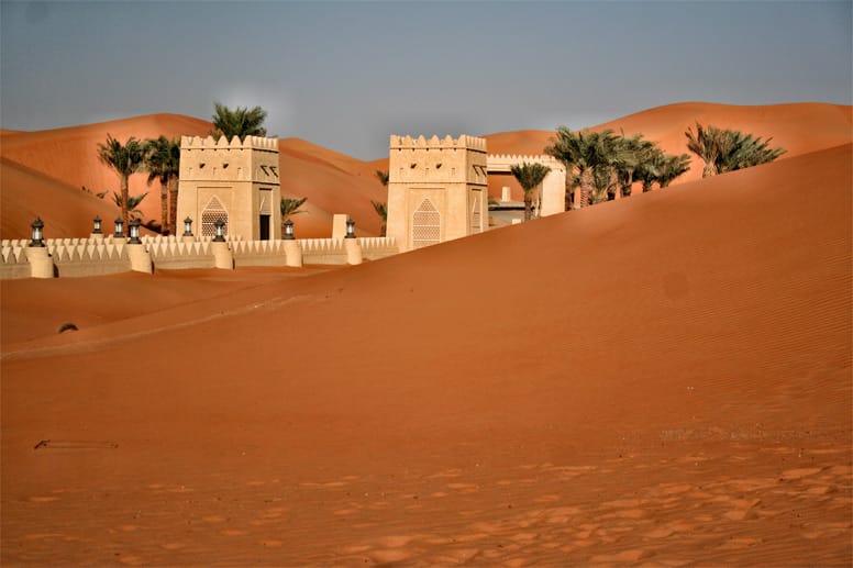 2009 eröffnete Scheich Khaifa in der Liwa-Oase eine der spektakulärsten Hotelanlagen des Emirats: den Palast der Fata Morgana, arabisch "Qasr Al Sarab".