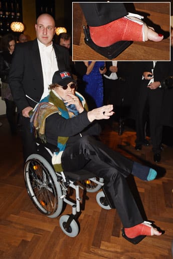 Helmut Berger kam nach einer OP am Fuß im Rollstuhl. Für den Opernball hatte er sich extra die Fußnägel rot lackiert.