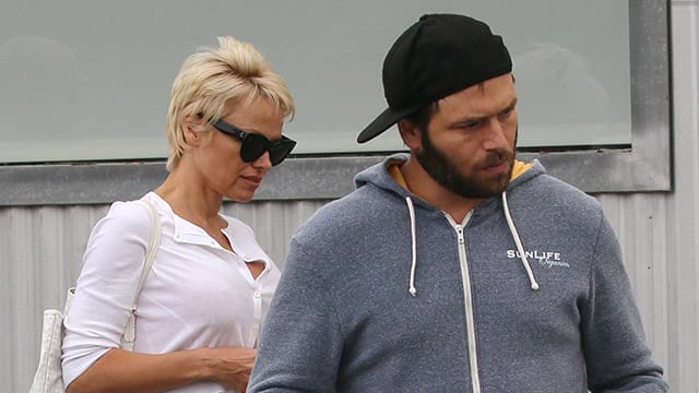 Sie lieben sich, sie lieben sich nicht, sie lieben sich - und auch schon wieder nicht: Laut einem Bericht des US-Magazin "TMZ" hat Pamela Anderson im Februar 2015 zum dritten Mal die Scheidung von Rick Salomon eingereicht. Dabei hatten sich die beiden doch gerade erst wieder versöhnt.