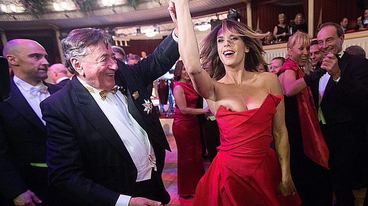 Hoppala, da ist es passiert: Beim Tänzchen mit Richard "Mörtel" Lugner machte sich die rechte Brust von Elisabetta Canalis selbstständig und suchte sich ihren Weg aus dem Kleid.