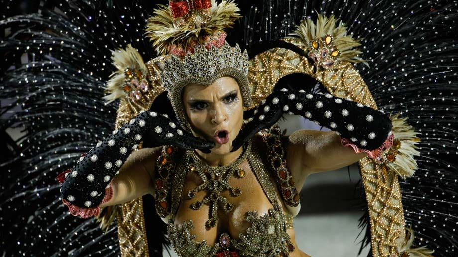 Fantasievoll und knapp sind die Kostüme der Tänzerinnen beim Karneval in Rio - auch bei dieser Tänzerin der Samba-Schule Salgueiro.