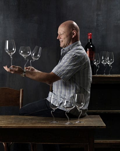 Der Schweizer Gastronom, Sommelier und Verkostungsmeister Edi Graf will Weingenuss mit seiner Kollektion "Edi the Nose" dreidimensional erfahrbar machen - je nach dem Winkel, in den man das Glas mit dem nasenförmigen Stiel neigt, verändern sich die Aromen des Weins.