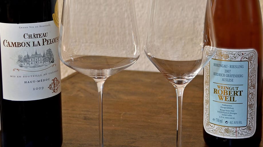 Die österreichische Glashütte Zalto produziert eine sehr hochwertige Kollektion, die auf der Konzeption des Pfarrers und Weinexperten Hans Denk beruhen. Besonders renommiert sind das extrem dünne und dennoch stabile Universal- und das Weißweinglas, die auch teuerste Topweine hervorragend erschließen.
