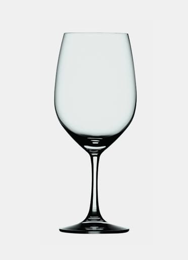 Das "Vino Grande" Magnum-Rotweinglas von Spiegelau ist der persönliche Tipp von Markus Del Monego: Für ihn lässt sich auch sehr feiner Rotwein darin hervorragend genießen. Und das zum bezahlbaren Preis: Das Zweierset kostet um 18 Euro.
