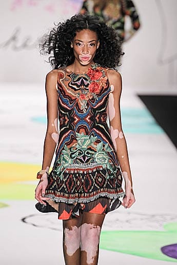 Auf der Fashion Week in Madrid im Februar 2015 trägt sie Kleider der spanischen Modemarke Desigual.