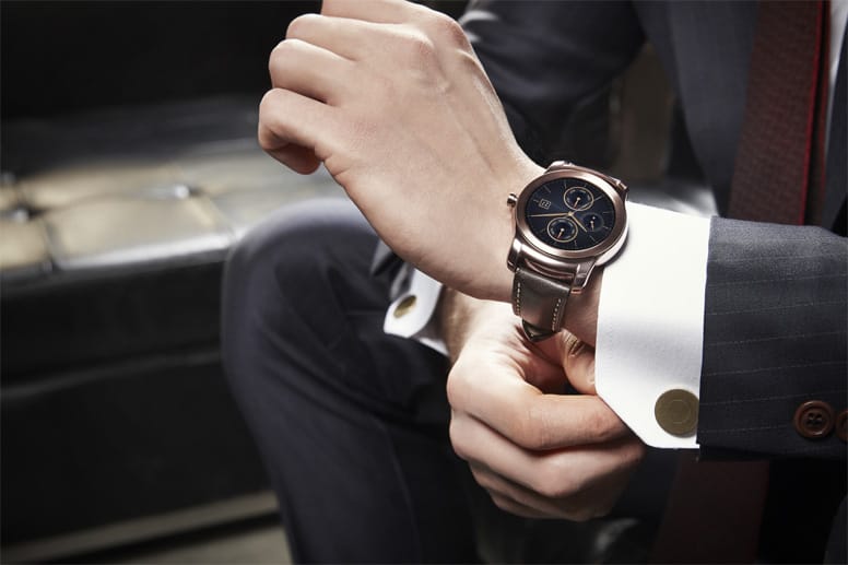Die runde LG Watch Urbane besitzt ein Gehäuse aus rostfreiem Stahl und wird in Gold- und Silber-Optik (umgerechnet rund 309 beziehungsweise 280 Euro) angeboten.