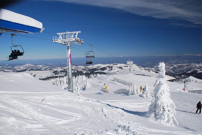 Es wird empfohlen, unter der Woche das Skigebiet zu besuchen, da es am Wochenende sehr voll ist.