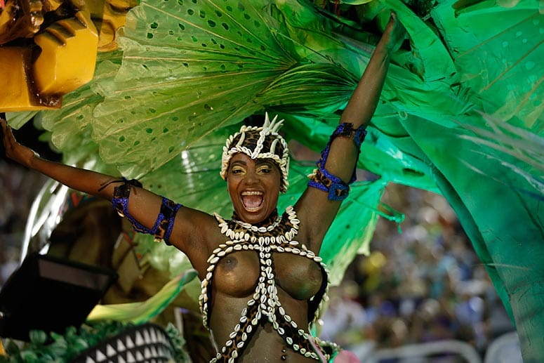 Diese Tänzerin der Samba-Schule Beija Flor überlässt bei ihrem Kostüm nichts mehr der Fantasie.