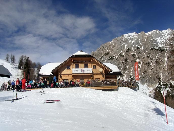 Die Skihütte Garnitzenalm ist ein beliebter Treffpunkt der Winterurlauber.