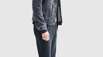 Die Jogginghose wird salonfähig: Renommierte Modefirmen wie 7 for all Mankind nehmen sie in ihre Kollektionen auf (Jacke ca. 300 Euro, Hoodie ca. 180 Euro, Jogger Pant ca. 180 Euro).