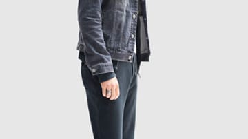 Die Jogginghose wird salonfähig: Renommierte Modefirmen wie 7 for all Mankind nehmen sie in ihre Kollektionen auf (Jacke ca. 300 Euro, Hoodie ca. 180 Euro, Jogger Pant ca. 180 Euro).