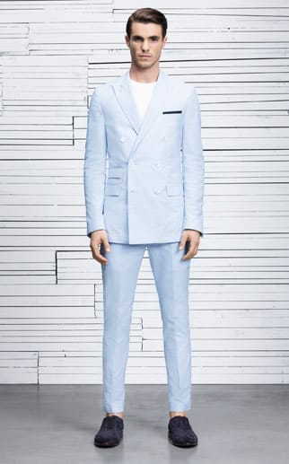 Blau in allen Varianten ist eine beliebte Farbe bei den Designern im Sommer 2015. Boss hat einen sehr hellen Ton im Programm (Anzug ca. 500 Euro, Shirt ca. 40 Euro, Schuhe ca. 290 Euro).