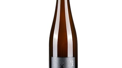 Sehr strenge Traubenselektion, sehr späte Ernte und sehr lange Reife: Mit diesem Rezept produziert das Weingut Battenfeld-Spanier seinen Riesling "CO Liquid Earth" - und erzielte damit einen dreistelligen Wert pro Flasche. Nach einem überraschenden Versteigerungserfolg kostet er nun 130 Euro ab Weingut. Ab März 2015 wird der aktuelle Jahrgang 2010 für diesen Preis zu haben sein.