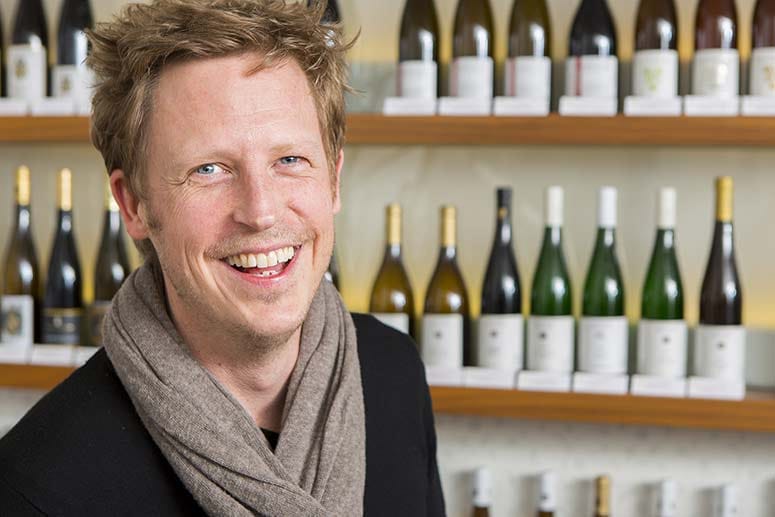 Der Frankfurter Weinhändler Gernot Dorsch führt in seinem Laden "Frankfurt/Wein" viele Spitzenweine der deutschen Topgüter. Für ihn ist der Preistrend bei deutschem Wein eindeutig: Nur wer international Erfolg hat, erzielt Spitzenpreise.