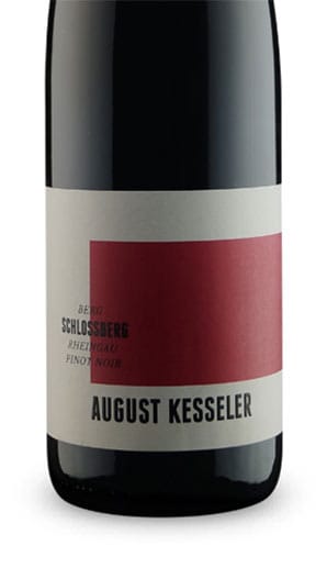 In der Rüdesheimer Steillage Berg Schlossberg wächst auf Schiefer der zweite Spitzenrotwein des Hauses Kesseler: Sein 2011-er Pinot Noir - es ist der französische Name der Rebsorte Spätburgunder – aus dieser Lage erzielt aufgrund seiner besonderen Qualität einen Preis von 125 Euro. (Bezugsquelle u.a. www.vicampo.de)