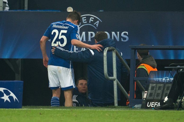 Früh in Rückstand geraten - und es kommt noch schlimmer für Schalke 04: Klaas-Jan Huntelaar bleibt mit schmerzverzerrtem Gesicht liegen und muss behandelt werden. Für den Torgaranten der Knappen geht es nicht weiter. Beim Gang in die Katakomben wünscht ihm der Stadionsprecher wohlweislich gute Besserung.