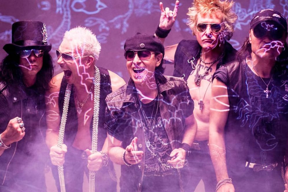 Deutschland älteste und erfolgreichste Rockband sind die Scorpions. 1965 gegründet haben sie sich längst in die Annalen des Rock eingetragen. Davon zeugen internationale Hits und Klassiker wie "Rock You Like a Hurricane", "Big City Nights" oder "Still Loving You". Weit über 100 Millionen Tonträger hat die Band aus Hannover weltweit abgesetzt.