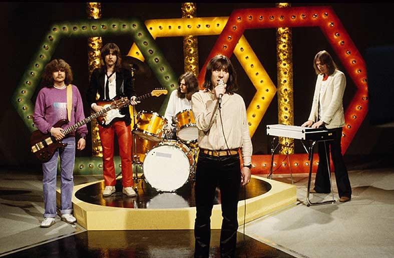 Karat hatten am 22. Februar 1975 ihren ersten Auftritt. 1978 erschien die erste LP. Dank Liedern wie "Über sieben Brücken musst du gehn" und "König der Welt" wurde die Band schnell populär - im Osten wie im Westen. Das undatierte Bild stammt von einem Fernsehauftritt in den 1980er Jahren.
