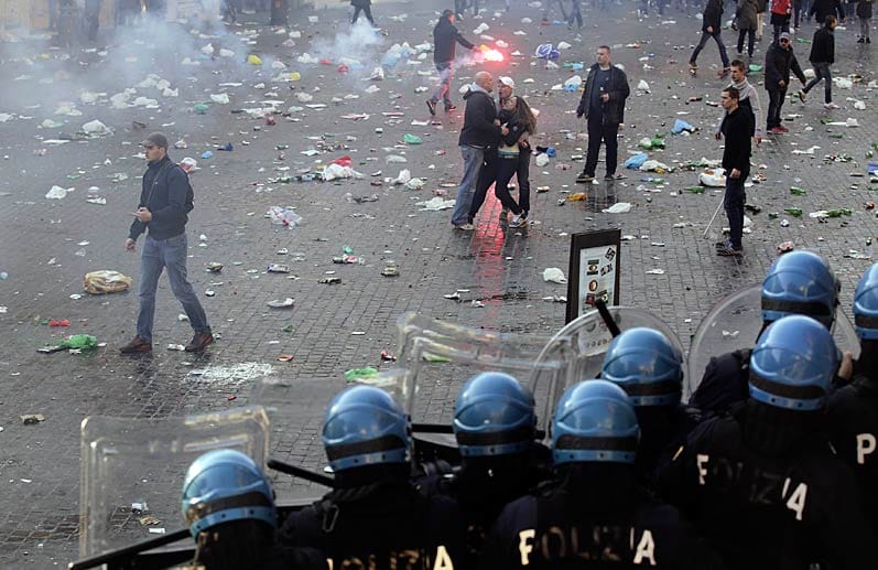 Daraufhin bringt sich die italienische Polizei in Stellung und versucht, die Chaoten zu bändigen.
