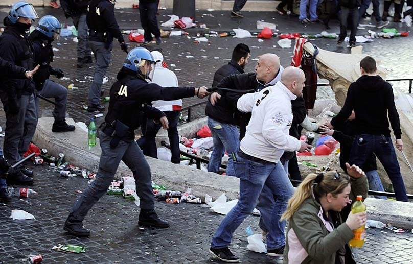 Dann knallt's gleich richtig: Nachdem die Hooligans die Polizisten mit Flaschen bewerfen, gehen diese wiederum gegen die Randalierer vor.