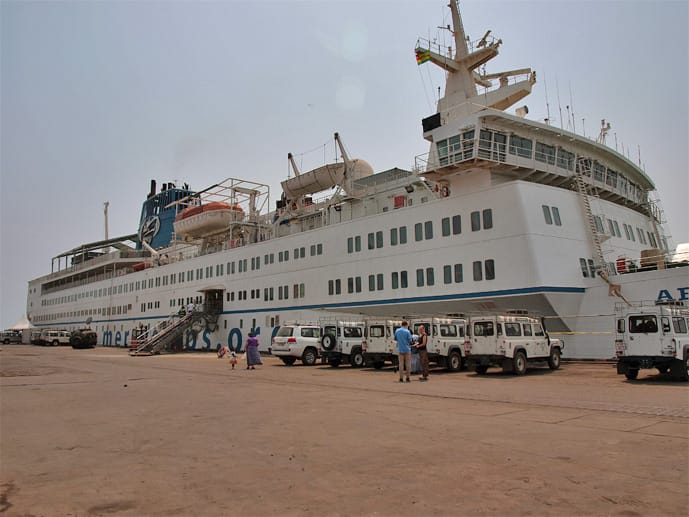 Seit vielen Jahren führt die Organisation "Mercy Ships" mit ihrem Hospitalschiff "Africa Mercy" an der westafrikanischen Küste kostenlos Operationen durch. Für Viele ist das Schiff die einzige Rettung, und so nehmen die Patienten oftmals eine weite Reise in Kauf.