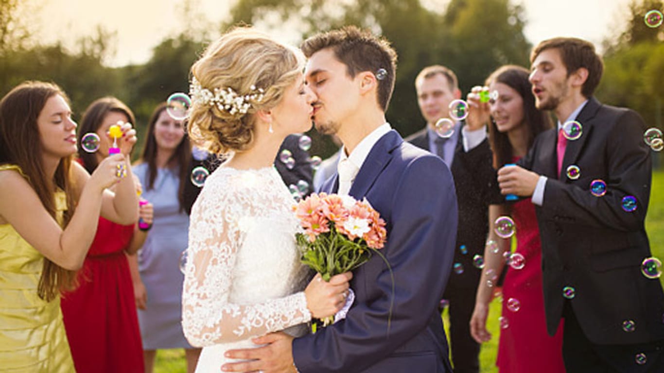 Wenn Sie auf eine Hochzeit als Gast gehen, gibt es eine wichtige Regel: Sie dürfen nicht besser aussehen, als das Brautpaar.