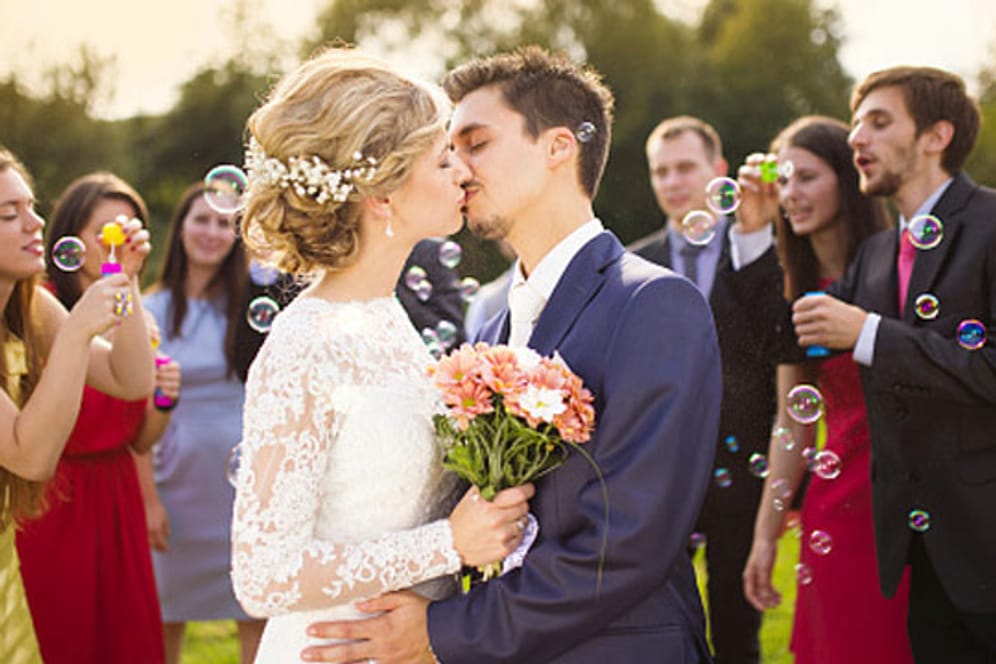 Wenn Sie auf eine Hochzeit als Gast gehen, gibt es eine wichtige Regel: Sie dürfen nicht besser aussehen, als das Brautpaar.