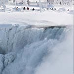 Touristen staunen über die Eismassen an den Niagara-Fällen.