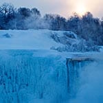 In märchenhafter Schönheit präsentieren sich derzeit die Niagara-Wasserfälle.